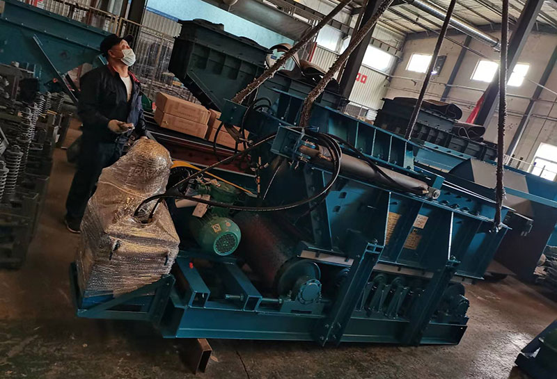山東礦安重工一批甲帶式給煤機裝車發(fā)貨