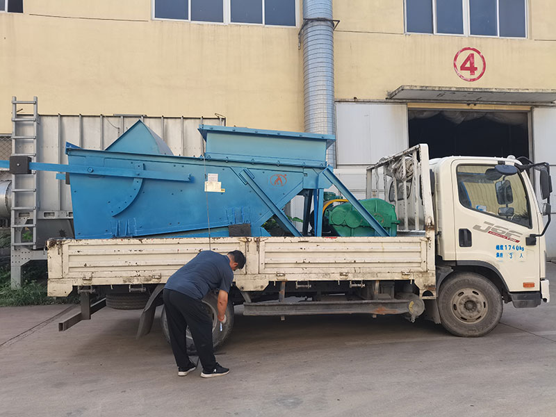 山東礦安重工往復(fù)式給煤機(jī)裝車(chē)發(fā)往河南鄭州